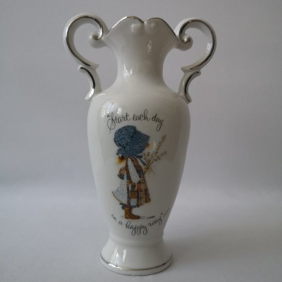 Vintage Holly Hobbie White Porcelain Bud Vase "Start Each Day in a Happy Way" - Picture 1 of 4